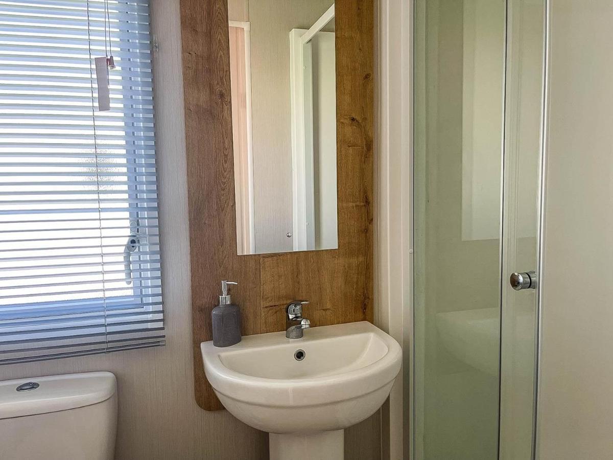 Отель Lovely 8 Berth Caravan For Hire At Barmston Beach Holiday Park Ref 62002O Lund Экстерьер фото